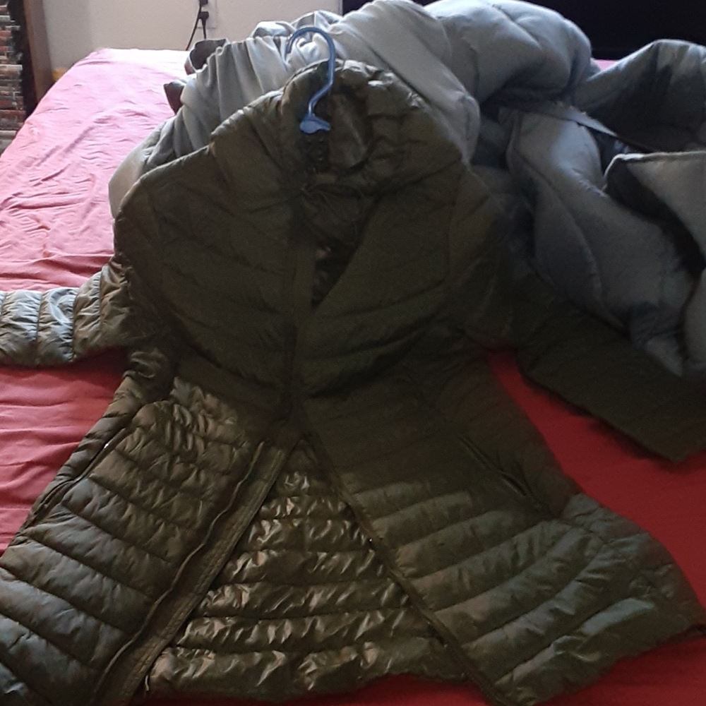 GAP.  Forrest green lightweight puff jacket
